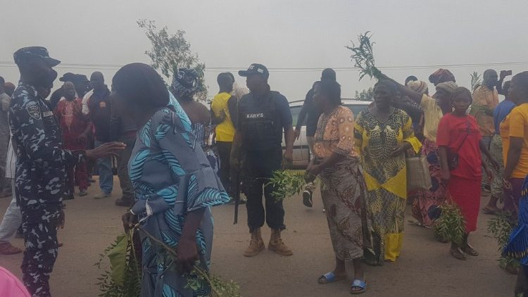 Besorgte Eltern wollen Informationen über den Verbleib ihrer aus einer Schule entführten Kinder (Archivbild vom Juli 2021, Kaduna/Nigeria)