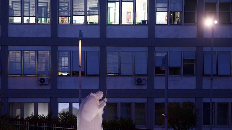 Statue de saint Jean-Paul II devant l'hôpital Gemelli
