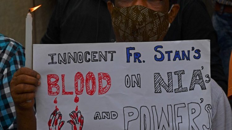 Indiano durante oração pelo sacerdote indiano de 84 anos. REUTERS / Francis Mascarenhas