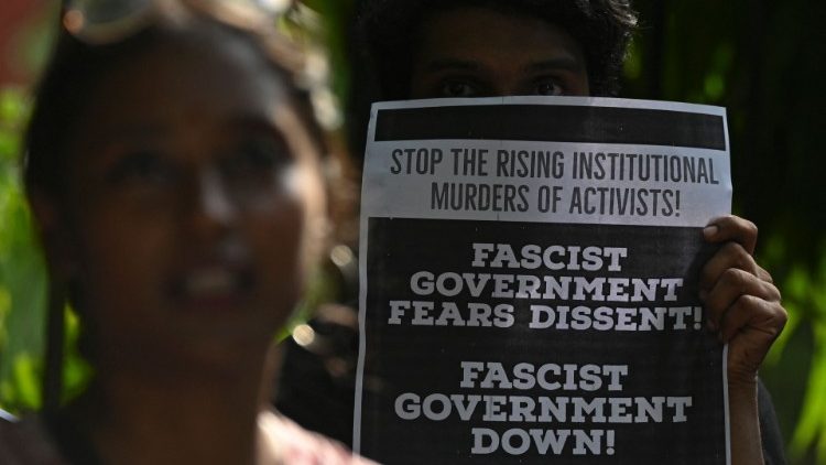Faixas e cartazes durante oração pelo padre e ativista cristão indiano Stanislaus Lourduswamy. REUTERS / Francis Mascarenhas