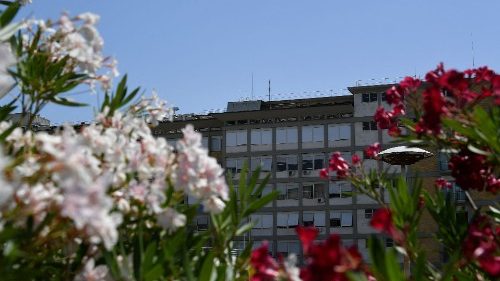 Štvrtý deň pápeža v nemocnici je pokojný, výsledok tomografie je negatívny