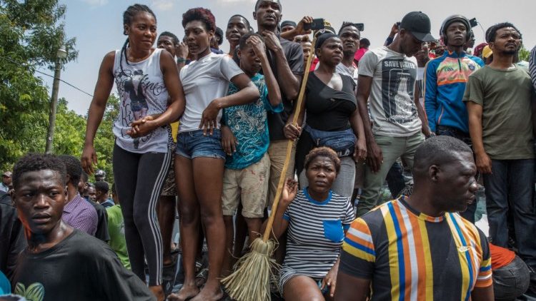 Menschen vor einer Polizeistation in Haiti