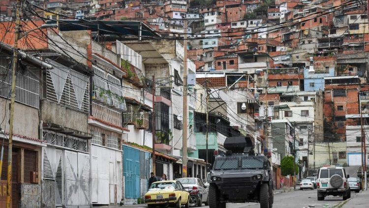 Ein gepanzertes Fahrzeug im Einsatz in einem Cota-905-Viertel