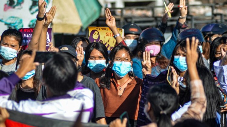 Mulheres manifestantes em Mandalay fazem a saudação de três dedos enquanto participam de uma manifestação contra o golpe militar em 10 de julho de 2021. (Foto por - / AFP)