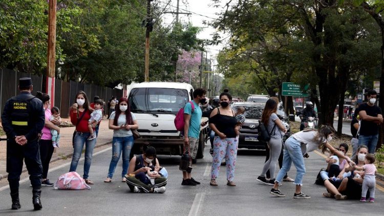 Mujeres en periodo de lactancia manifiestan frente a un centro de vacunación para exigir ser inmunizadas contra el Covid-19, San Lorenzo, Paraguay.
