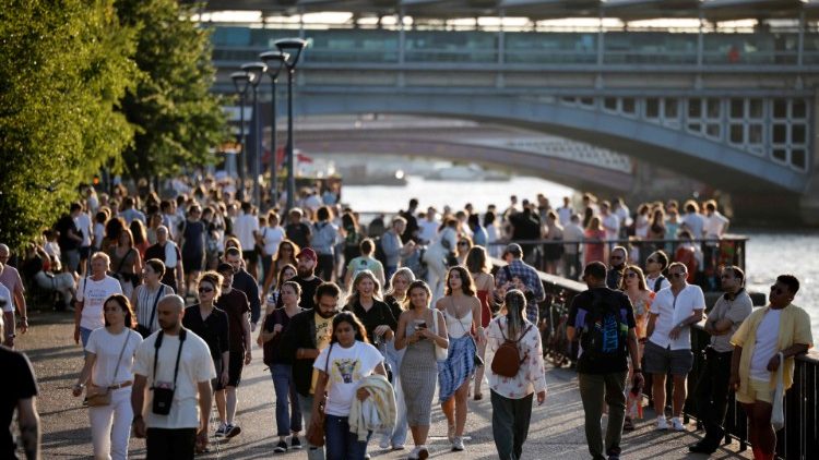 Londinesi passeggiano al tramonto sulle rive del Tamigi, senza mascherine né distanziamento