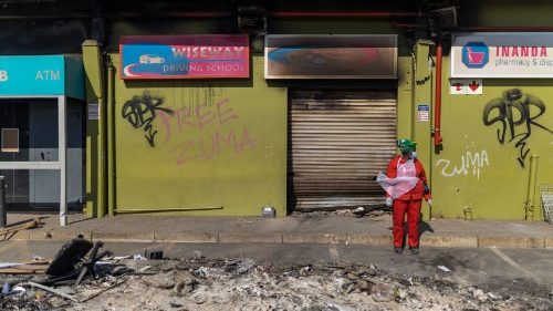 Sudafrica, l’appello del Papa: basta violenze, lavorate per la pace