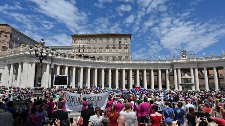 वाटिकन स्थित सन्त पेत्रुस महागिरजाघर के प्राँगण का एक दृश्य, प्रतीकात्मक तस्वीर
