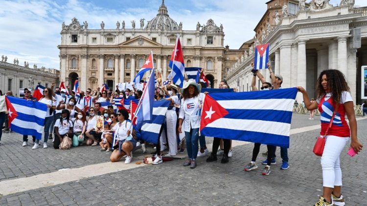 Fieles cubanos en la Plaza de San Pedro