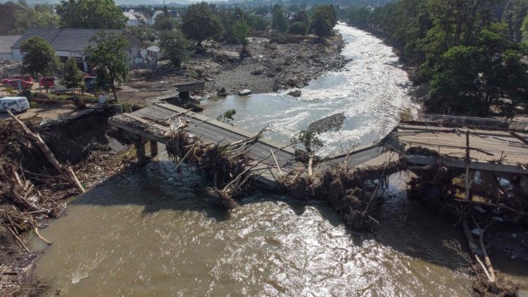 Ein Blick auf eine Brücke über die Ahr, die durch das Hochwasser in Ahrweiler, Rheinland-Pfalz, Westdeutschland, am 18. Juli 2021 zerstört wurde.