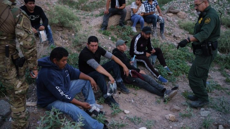 Migrantes centroamericanos detenidos en la frontera con México.