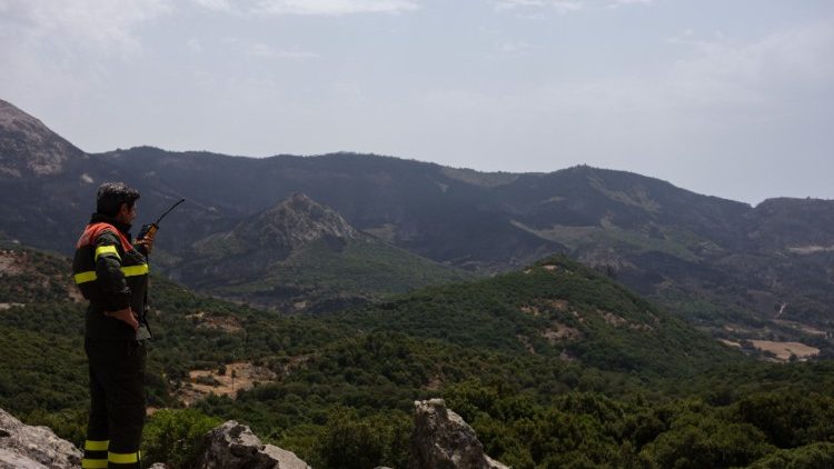 Un soldat du feu vers la ville de Cuglieri, en Sardaigne, le 26 juillet 2021. 