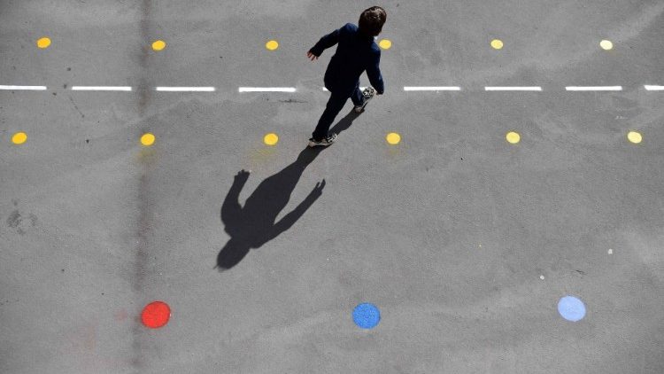Aluno no pátio da escola Saint Germain de Charonne, em Paris.   (AFP or licensors)
