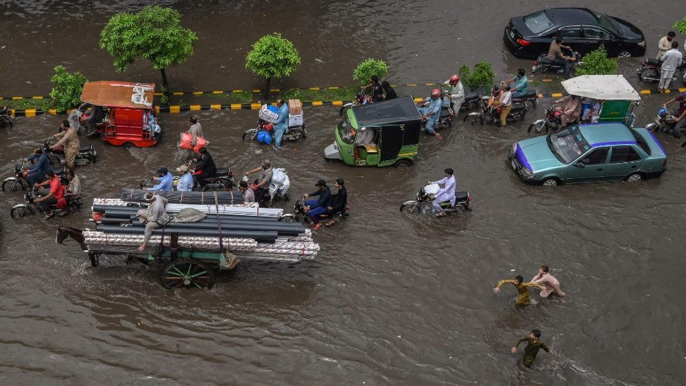 trânsito parado em uma rua inundada após fortes chuvas de monções em Lahore em 31 de julho de 2021. (Foto: Arif ALI / AFP)