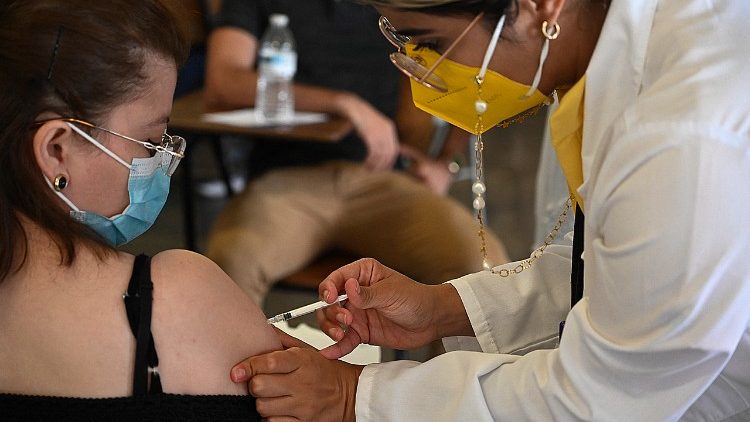 Baba Mtakatifu Francisko kuhusu chanjo dhidi ya Ugonjwa wa Virusi vya Korona, UVIKO-19 anasema, kuchanjwa ni kitendo cha upendo kwa kwako mwenyewe, familia na jamii katika ujumla wake.