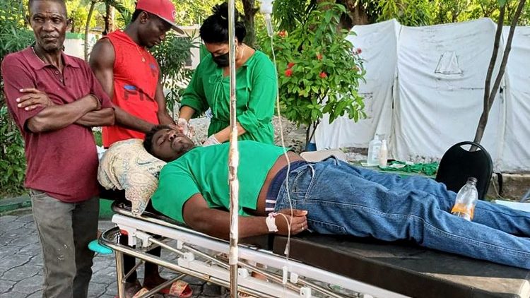 Erste Betreuung der Verletzten in Jérémie