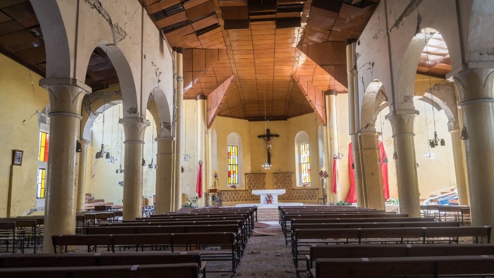 Destruição na igreja "Sacro Coeur des Cayes" em Les Cayes. (Photo LOUISSAINT JR / AFP)