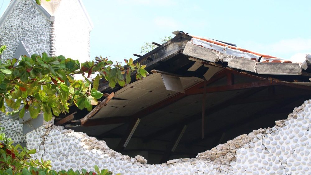 Casa destruída em Les Cayes em 15 de agosto de 2021, depois que um terremoto de magnitude 7,2 atingiu a península sudoeste do país. (Foto de Stanley LOUIS / AFP)