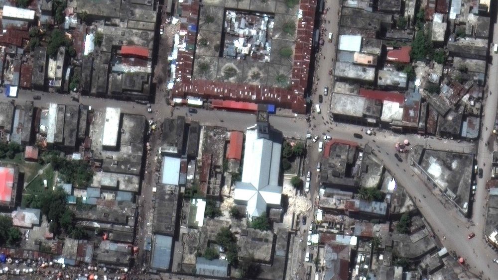 Imagem de satélite mostra danos na Igreja Sacre Coer e cercanias, na localidade de Les Cayes