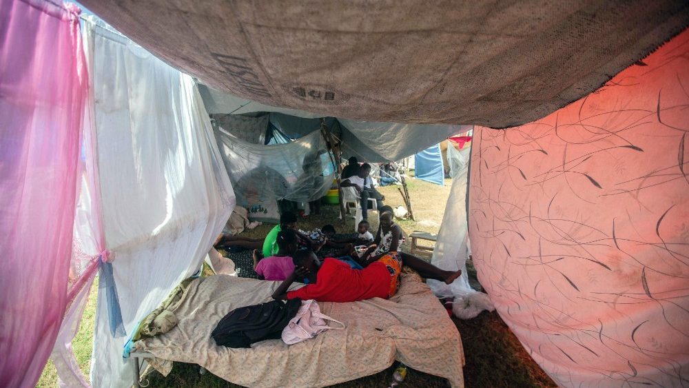 Haitianos em um acampamento para pessoas que perderam suas casas durante o terremoto de 14 de agosto em Les Cayes. (Photo by Richard Pierrin / AFP)