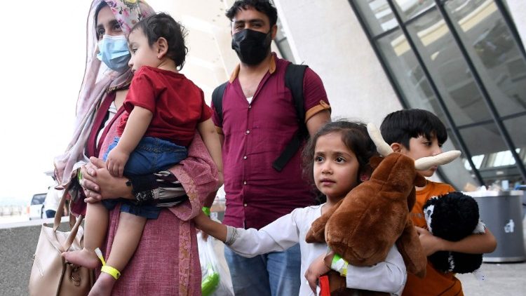 L'arrivo in un aeroporto europeo di una famiglia di profughi afghani