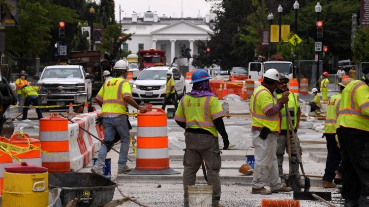 Construction workers at work in Washington DC, USA