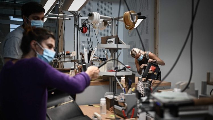Des femmes travaillant dans un atelier de haute couture près de Bordeaux, le 9 septembre 2021.