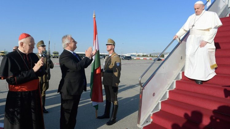 Ferenc pápát Erdő Péter bíboros és Semjén Zsolt miniszterelnök-helyettes fogadja