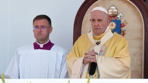 ĐTC đọc kinh Truyền Tin với các tín hữu tại Budapest