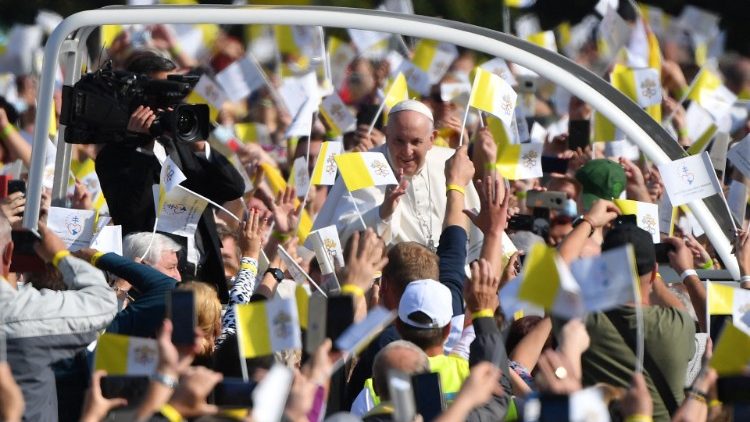 TOPSHOT-SLOVAKIA-VATICAN-RELIGION-POPE