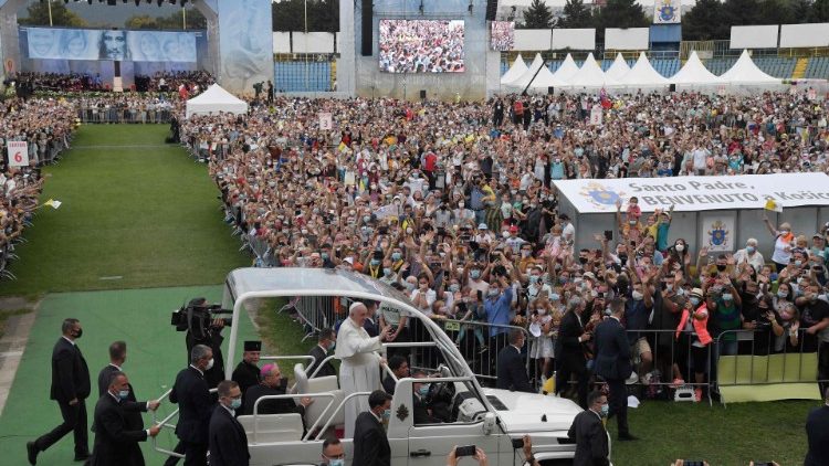 लोकोमोतीवा स्टेडियम में संत पापा खुले वाहन में युवाओं  का अभिवादन करते हुए