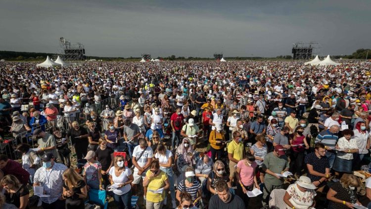स्लोवाकिया के सास्तिन शहर में मरियम तीर्थ पर एकत्र हुए श्रद्धालु