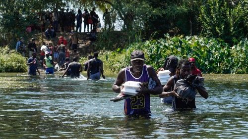 L’emergenza al confine Usa-Messico, oltre 14mila migranti bloccati sotto un ponte