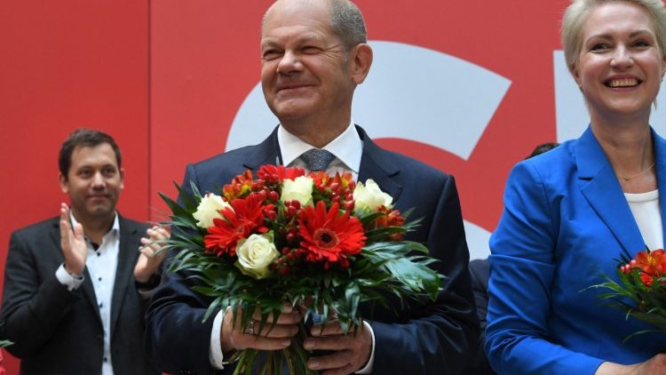 Le candidat du SPD Olaf Scholz, entouré par d'autres cadres du parti au lendemain de sa victoire électorale.