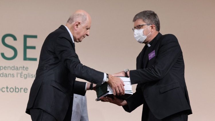 Sauvé überreicht Erzbischof De Moulins-Beaufort den Bericht