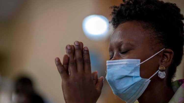 Un fedele prega ad Haiti