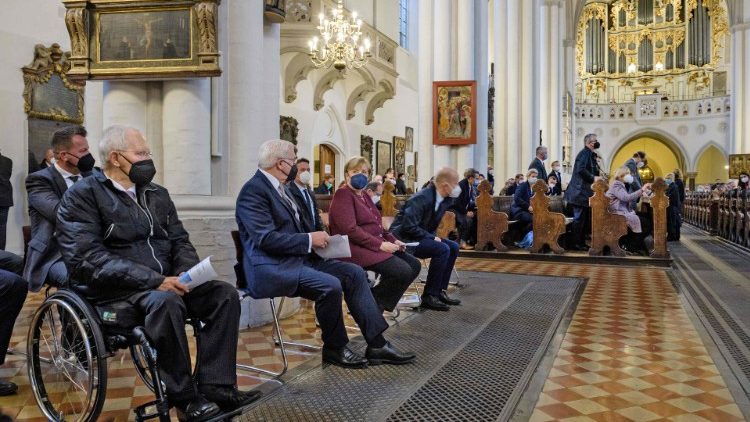 Ökumenischer Gottesdienst vor der konstituierenden Sitzung des Bundestages in der St. Marienkirche in Berlin. Gekommen waren etwa Alterspräsident Wolfgang Schäuble,  Bundespräsident Frank-Walter Steinmeier  und die scheidende Kanzlerin Angela Merkel