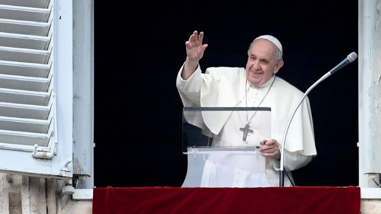 Papież: Świętość wyraża się w radości i proroctwie