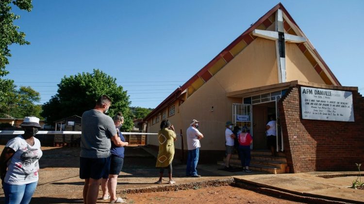 In Südafrika wird gerade gewählt: Wahlvolk vor einer Kirche