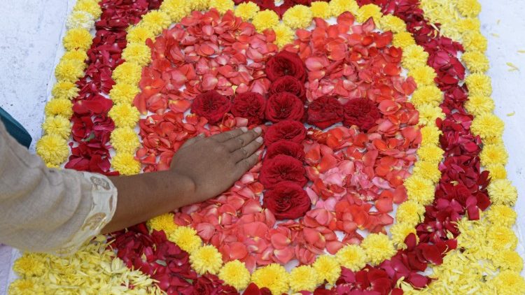 Cristão indiano reza no cemitério de Hyderabad