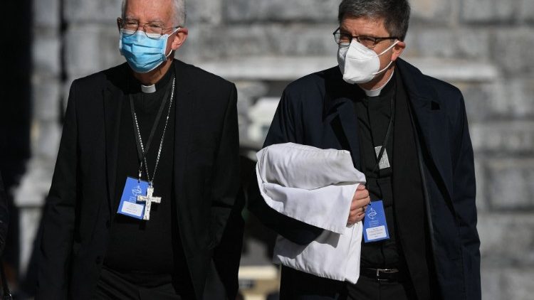 Mgr Guy de Kerimel, ici aux côtés du président de la CEF, Mgr Éric de Moulins-Beaufort, lors de l'assemblée des évêques à Lourdes en novembre 2021.