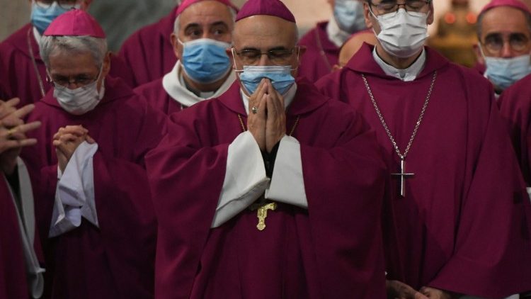 Bischöfe im Gebet beim Auftakt der Vollversammlung von Lourdes