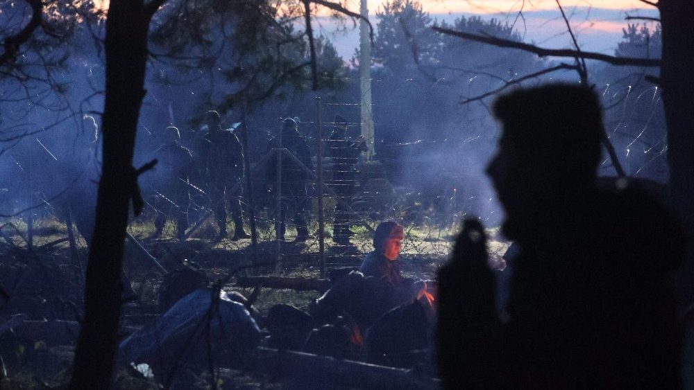 Do outro lado do arame farpado, militares poloneses vigiam fronteira (Ramil Nasibulin/Belta/AFP)