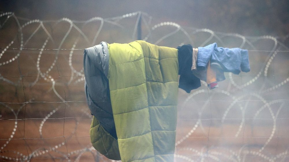 Uma foto tirada em 11 de novembro de 2021 mostra roupas de migrantes em cerca de arame farpado na fronteira bielorussa-polonesa, na região de Grodno.  (Foto de Leonid Shcheglov / BELTA / AFP) 