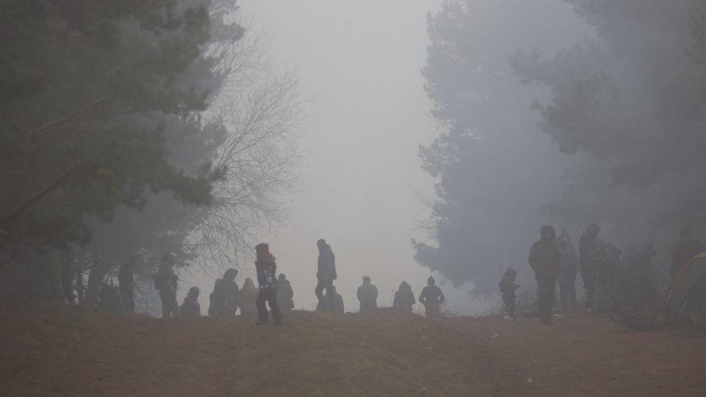 Centenas de migrantes desesperados estão presos em temperaturas congelantes na fronteira e a presença de tropas de ambos os lados aumentou o temor de um confronto. (Foto de Leonid Shcheglov / BELTA / AFP)