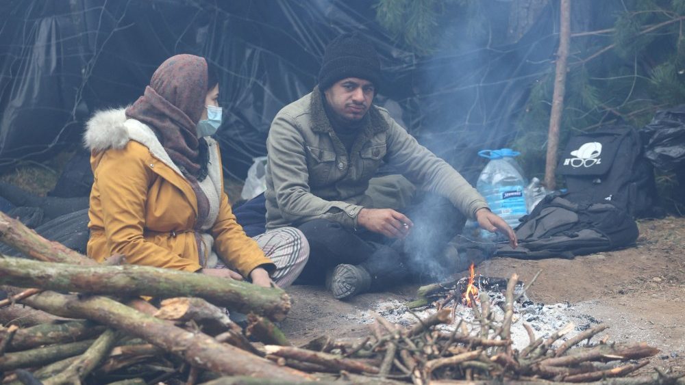 Uma foto tirada em 11 de novembro de 2021 mostra migrantes em um acampamento na fronteira bielo-polonesa na região de Grodno. (Foto de Ramil NASIBULIN / BELTA / AFP)