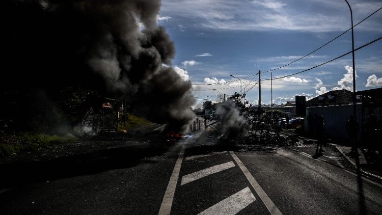 Un barrage dressé par les manifestants à Le Gosier, en dehors de Pointe-à-Pitre, en Guadeloupe, le 23 novembre 2021. (Christophe Archambault/AFP)