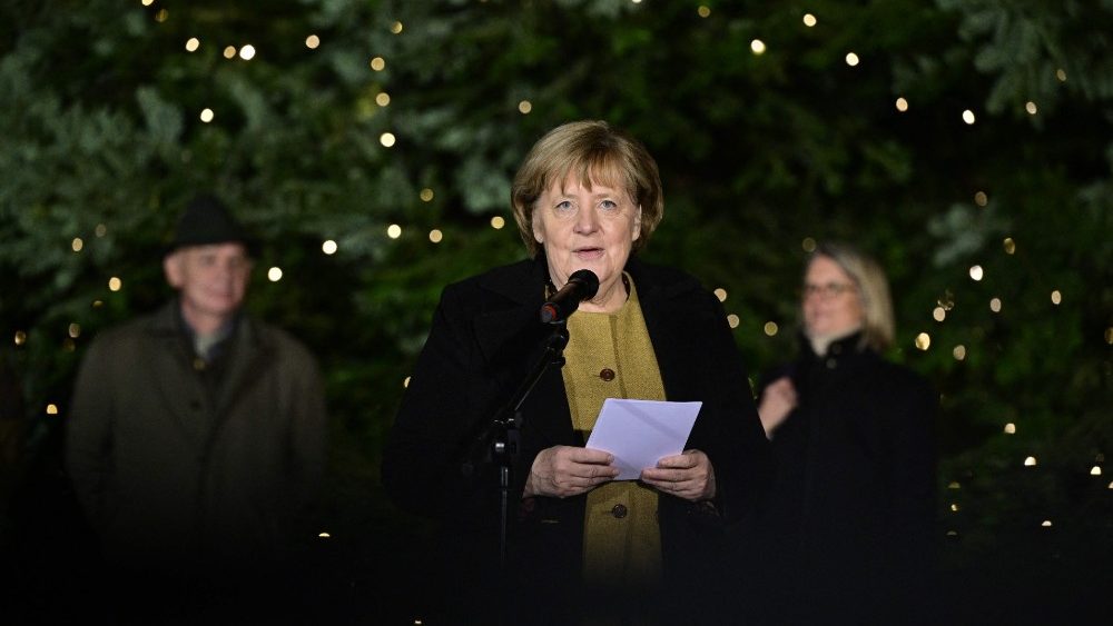 24. November 2021: Die Kanzlerin nimmt den Christbaum vor dem Kanzleramt in Empfang