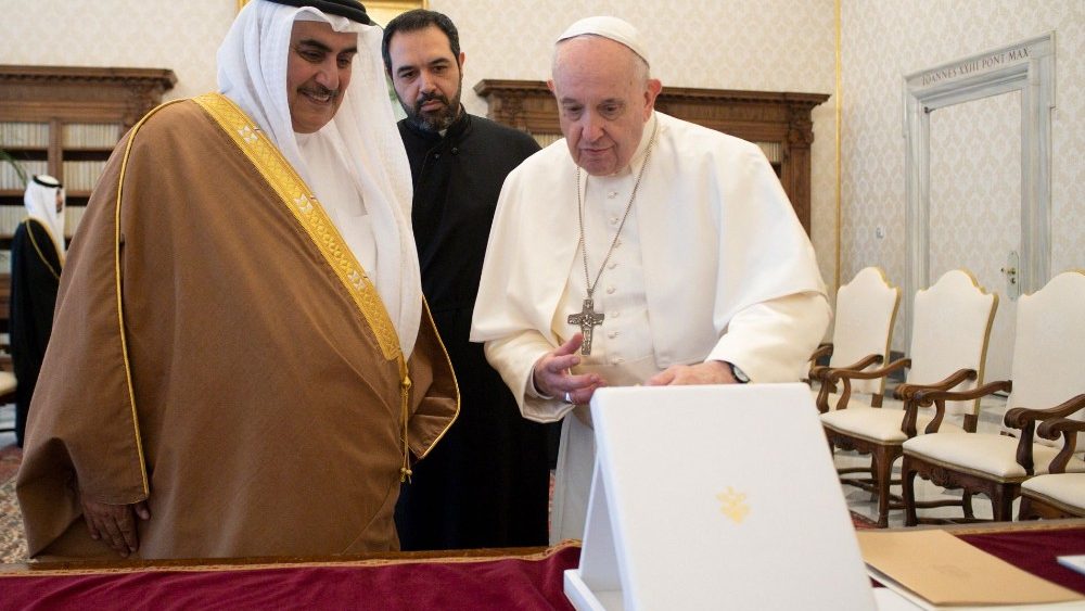 Papa Francisco recebe xeque Kahlid bin Ahmed Al Khalifa, em 25 de novembro de 2021