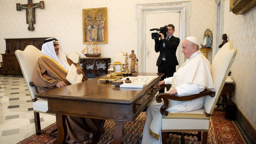 Papa Francisco recebe xeque Kahlid bin Ahmed Al Khalifa, em 25 de novembro de 2021